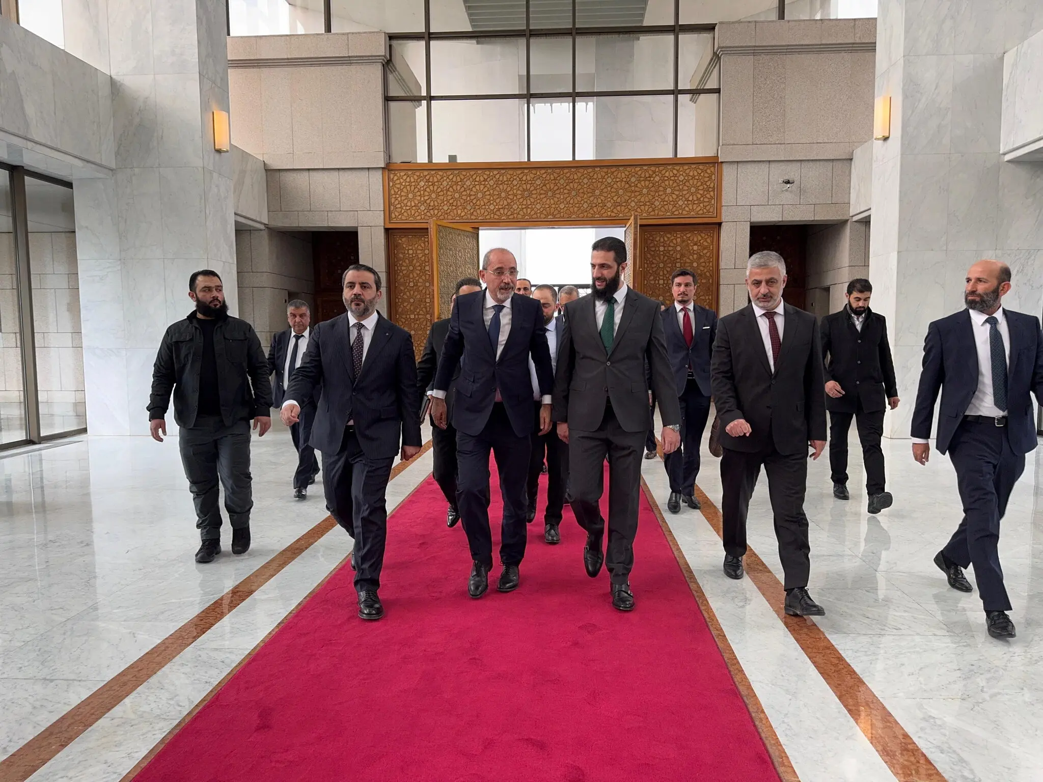 Міністр закордонних справ Йорданії Айман Сафаді (у центрі) зустрічається з новим правителем Сирії Ахмедом аль-Шарою в Дамаску в понеділок, на фотографії, оприлюдненій МЗС Йорданії.